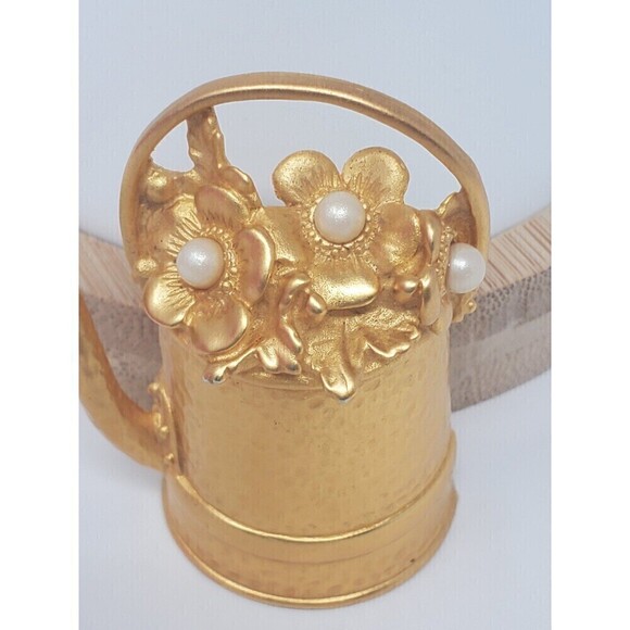 VINTAGE NOVELTY BROOCH WATERING CAN FLOWERS FAUX PEARLS HAMMERED MATTE GOLD - Picture 3 of 11